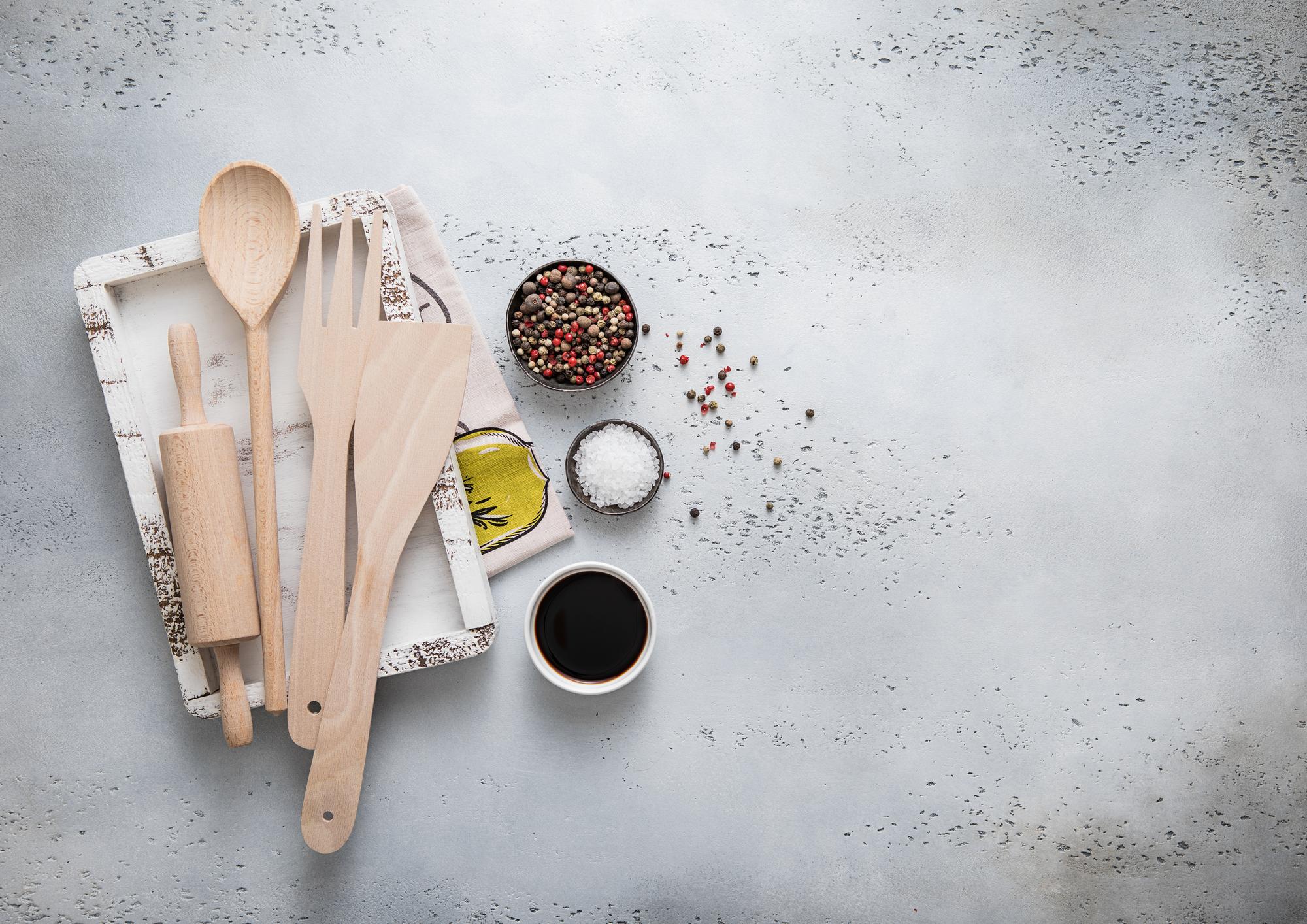 Tavolo con utensili essenziali e spezie